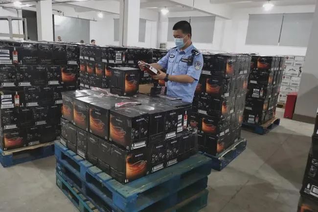 案值8千万！福建破获两大洋酒走私团伙，意大利一家四人因酿酒事故丧命，法国庄主用冷幽默招到采摘工