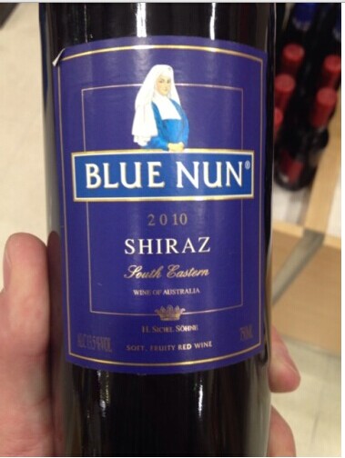 蓝仙姑设拉子半干红Blue Nun Shiraz